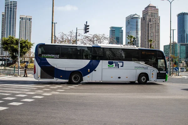 Tel Aviv, İsrail - 7 Mayıs 2022 İsrail halk otobüsü Coronavirus salgını sırasında Tel Aviv sokaklarından geçerek İsrail 'i vurdu, maske takmak zorunludur