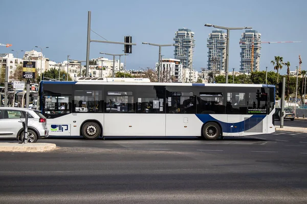 Tel Aviv, İsrail - 7 Mayıs 2022 İsrail halk otobüsü Coronavirus salgını sırasında Tel Aviv sokaklarından geçerek İsrail 'i vurdu, maske takmak zorunludur