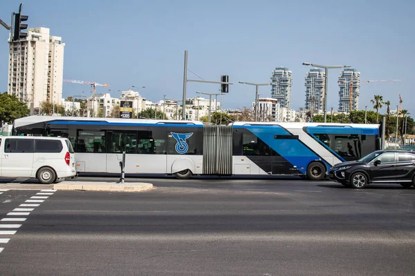 Tel Aviv, İsrail - 7 Mayıs 2022 İsrail halk otobüsü Coronavirus salgını sırasında Tel Aviv sokaklarından geçerek İsrail 'i vurdu, maske takmak zorunludur
