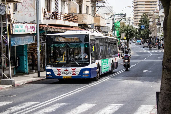 Tel Aviv, İsrail - 7 Mayıs 2022 İsrail halk otobüsü Coronavirus salgını sırasında Tel Aviv sokaklarından geçerek İsrail 'i vurdu, maske takmak zorunludur