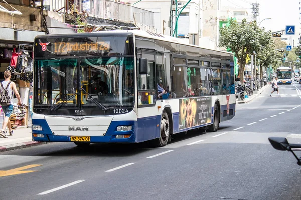 Tel Aviv, İsrail - 7 Mayıs 2022 İsrail halk otobüsü Coronavirus salgını sırasında Tel Aviv sokaklarından geçerek İsrail 'i vurdu, maske takmak zorunludur