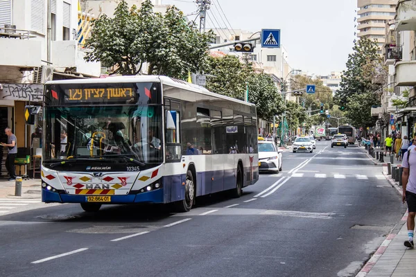 Tel Aviv, İsrail - 7 Mayıs 2022 İsrail halk otobüsü Coronavirus salgını sırasında Tel Aviv sokaklarından geçerek İsrail 'i vurdu, maske takmak zorunludur