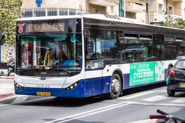 Tel Aviv, İsrail - 7 Mayıs 2022 İsrail halk otobüsü Coronavirus salgını sırasında Tel Aviv sokaklarından geçerek İsrail 'i vurdu, maske takmak zorunludur