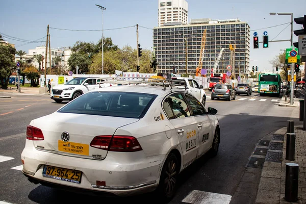 Tel Aviv, İsrail - 07 Mayıs 2022 Coronavirus salgını sırasında Tel Aviv sokaklarında araba sürmek, maske takmak zorunludur.