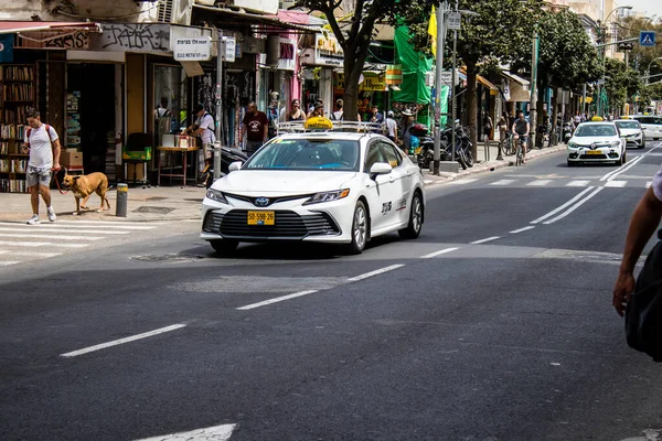 Tel Aviv, İsrail - 07 Mayıs 2022 Coronavirus salgını sırasında Tel Aviv sokaklarında araba sürmek, maske takmak zorunludur.