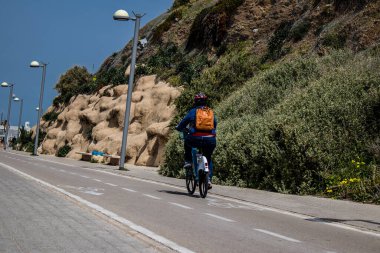 Tel Aviv, İsrail - 07 Mayıs 2022 İsrail 'de Tel Aviv sokaklarında bisikletle gezen insanlar