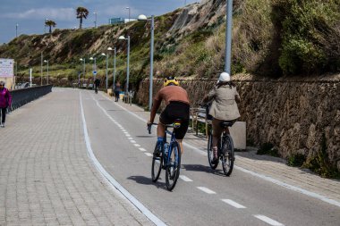 Tel Aviv, İsrail - 07 Mayıs 2022 İsrail 'de Tel Aviv sokaklarında bisikletle gezen insanlar