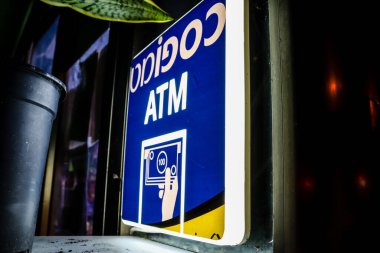 Tel Aviv, İsrail - 07 Mayıs 2022 ATM İsrail 'de Tel Aviv sokaklarında