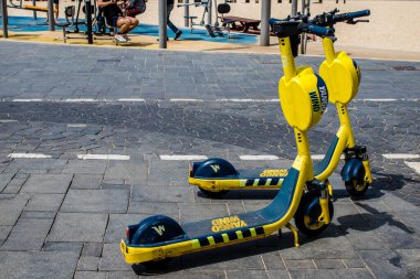 Tel Aviv, İsrail - 7 Mayıs 2022 Elektrik scooter 'ı kiralamak için, kullanıma elverişli içten yanmalı motor ve merkezde Tel Aviv sokaklarında park edilmiş büyük bir güverte