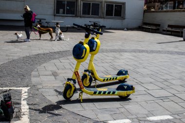 Tel Aviv, İsrail - 7 Mayıs 2022 Elektrik scooter 'ı kiralamak için, kullanıma elverişli içten yanmalı motor ve merkezde Tel Aviv sokaklarında park edilmiş büyük bir güverte