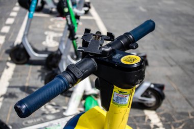 Tel Aviv, İsrail - 7 Mayıs 2022 Elektrik scooter 'ı kiralamak için, kullanıma elverişli içten yanmalı motor ve merkezde Tel Aviv sokaklarında park edilmiş büyük bir güverte