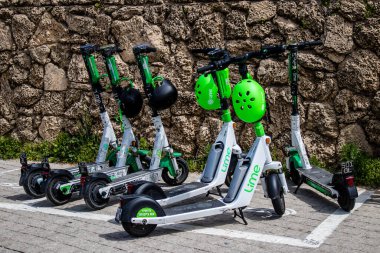 Tel Aviv, İsrail - 7 Mayıs 2022 Elektrik scooter 'ı kiralamak için, kullanıma elverişli içten yanmalı motor ve merkezde Tel Aviv sokaklarında park edilmiş büyük bir güverte
