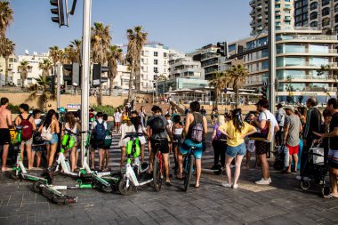 Tel Aviv, İsrail - 7 Mayıs 2022 Elektrik scooter 'ı kiralamak için, kullanıma elverişli içten yanmalı motor ve merkezde Tel Aviv sokaklarında park edilmiş büyük bir güverte