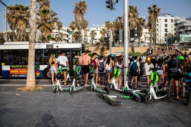 Tel Aviv, İsrail - 7 Mayıs 2022 Elektrik scooter 'ı kiralamak için, kullanıma elverişli içten yanmalı motor ve merkezde Tel Aviv sokaklarında park edilmiş büyük bir güverte