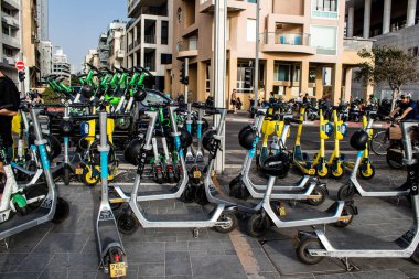 Tel Aviv, İsrail - 7 Mayıs 2022 Elektrik scooter 'ı kiralamak için, kullanıma elverişli içten yanmalı motor ve merkezde Tel Aviv sokaklarında park edilmiş büyük bir güverte