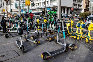 Tel Aviv, İsrail - 7 Mayıs 2022 Elektrik scooter 'ı kiralamak için, kullanıma elverişli içten yanmalı motor ve merkezde Tel Aviv sokaklarında park edilmiş büyük bir güverte