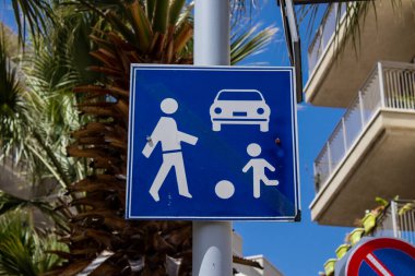 Tel Aviv, İsrail - Tel Aviv şehir merkezindeki yol kullanıcılarına bilgi sağlamak için yolun kenarına ya da yukarısına dikilmiş 07 Mayıs 2022 sokak tabelası veya yol tabelası