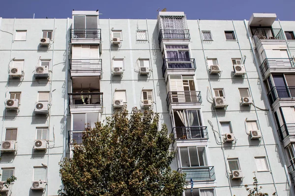 Tel Aviv, İsrail - 7 Mayıs 2022 Tel Aviv şehir merkezi, beyaz şehir ve İsrail 'in en büyük ikinci şehri