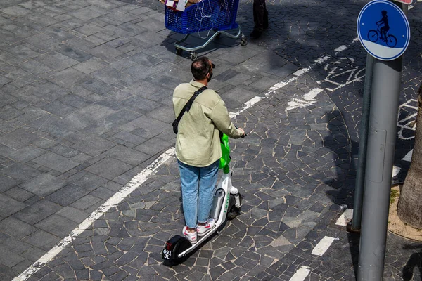 Tel Aviv Israel May 2022 People Rolling Electric Scooter Streets —  Fotos de Stock