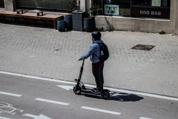 Tel Aviv Israel Maio 2022 Pessoas Rolando Com Uma Scooter — Fotografia de Stock