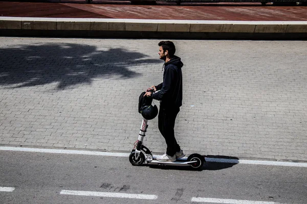 Tel Awiw Izrael Maja 2022 Ludzie Jadący Skuterem Elektrycznym Ulicach — Zdjęcie stockowe
