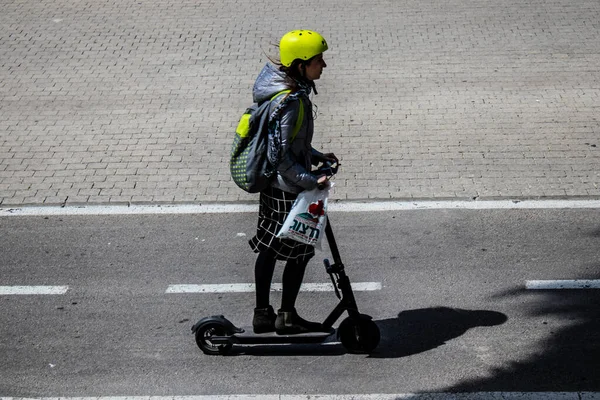 Tel Aviv Israel Maio 2022 Pessoas Rolando Com Uma Scooter — Fotografia de Stock