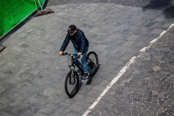 Tel Aviv Israel May 2022 People Rolling Bicycle Streets Tel — Stock Photo, Image