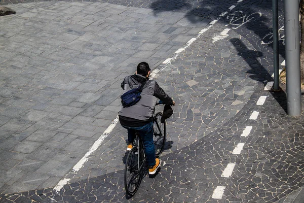 Tel Aviv Israel Maj 2022 Människor Rullar Med Cykel Gatorna — Stockfoto