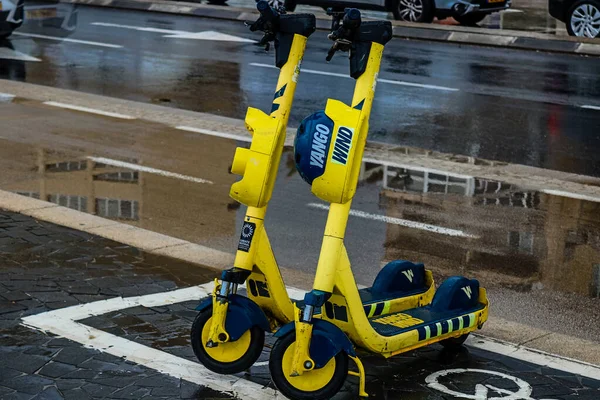 Tel Aviv, İsrail - 7 Mayıs 2022 Elektrik scooter 'ı kiralamak için, kullanıma elverişli içten yanmalı motor ve merkezde Tel Aviv sokaklarında park edilmiş büyük bir güverte