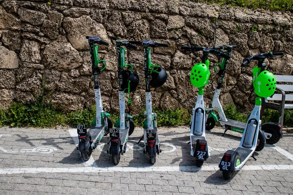 Tel Aviv, İsrail - 7 Mayıs 2022 Elektrik scooter 'ı kiralamak için, kullanıma elverişli içten yanmalı motor ve merkezde Tel Aviv sokaklarında park edilmiş büyük bir güverte