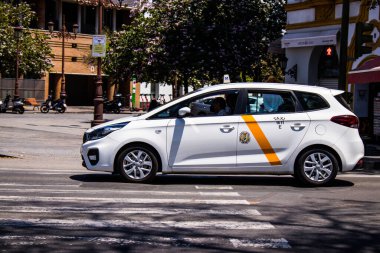 Seville, İspanya - 09 Mayıs 2022 Seville sokaklarında Coronavirus salgını sırasında İspanya 'ya maske takmak zorunludur.