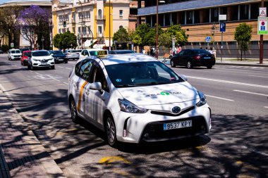 Seville, İspanya - 09 Mayıs 2022 Seville sokaklarında Coronavirus salgını sırasında İspanya 'ya maske takmak zorunludur.