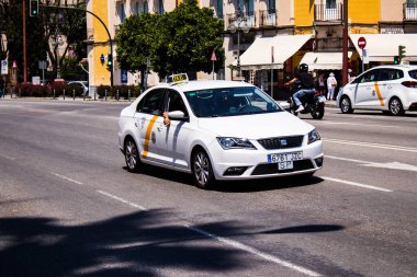 Seville, İspanya - 09 Mayıs 2022 Seville sokaklarında Coronavirus salgını sırasında İspanya 'ya maske takmak zorunludur.