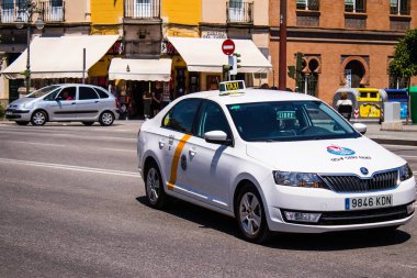 Seville, İspanya - 09 Mayıs 2022 Seville sokaklarında Coronavirus salgını sırasında İspanya 'ya maske takmak zorunludur.
