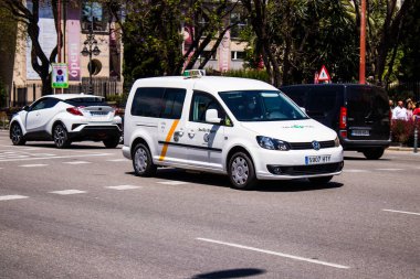 Seville, İspanya - 09 Mayıs 2022 Seville sokaklarında Coronavirus salgını sırasında İspanya 'ya maske takmak zorunludur.