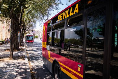 Seville, İspanya - 09 Mayıs 2022 Koronavirüs salgını sırasında Sevilla sokaklarından geçen otobüs İspanya 'ya maske takmak zorunludur.