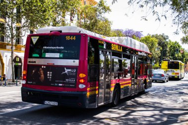 Seville, İspanya - 09 Mayıs 2022 Koronavirüs salgını sırasında Sevilla sokaklarından geçen otobüs İspanya 'ya maske takmak zorunludur.