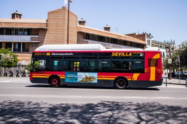 Seville, İspanya - 09 Mayıs 2022 Koronavirüs salgını sırasında Sevilla sokaklarından geçen otobüs İspanya 'ya maske takmak zorunludur.