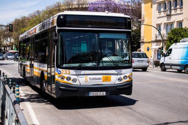 Seville, İspanya - 09 Mayıs 2022 Koronavirüs salgını sırasında Sevilla sokaklarından geçen otobüs İspanya 'ya maske takmak zorunludur.