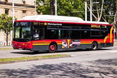 Seville, İspanya - 09 Mayıs 2022 Koronavirüs salgını sırasında Sevilla sokaklarından geçen otobüs İspanya 'ya maske takmak zorunludur.