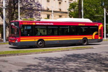 Seville, İspanya - 09 Mayıs 2022 Koronavirüs salgını sırasında Sevilla sokaklarından geçen otobüs İspanya 'ya maske takmak zorunludur.