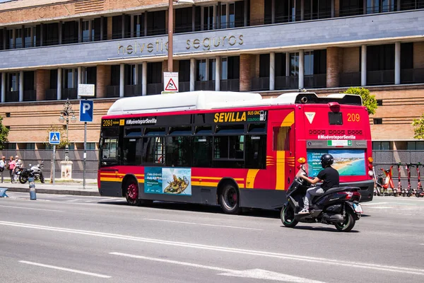 Sevilla España Mayo 2022 Autobús Conduciendo Por Las Calles Sevilla — Foto de Stock