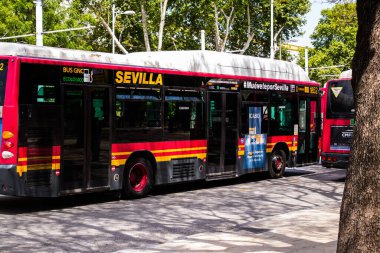 Seville, İspanya - 09 Mayıs 2022 Koronavirüs salgını sırasında Sevilla sokaklarından geçen otobüs İspanya 'ya maske takmak zorunludur.