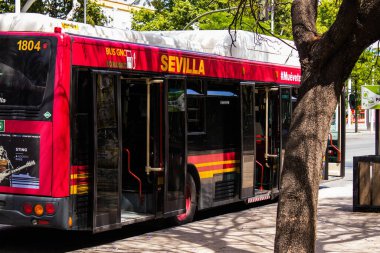 Seville, İspanya - 09 Mayıs 2022 Koronavirüs salgını sırasında Sevilla sokaklarından geçen otobüs İspanya 'ya maske takmak zorunludur.