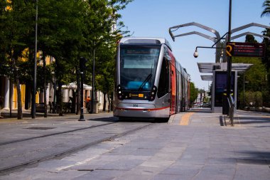 Seville, İspanya - 09 Mayıs 2022 Coronavirus salgını sırasında Seville sokaklarında dolaşan ve maske takan yolcular için modern elektrikli tramvay zorunludur.