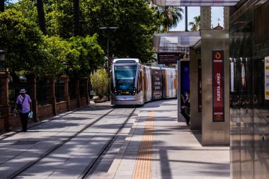 Seville, İspanya - 09 Mayıs 2022 Coronavirus salgını sırasında Seville sokaklarında dolaşan ve maske takan yolcular için modern elektrikli tramvay zorunludur.