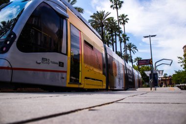 Seville, İspanya - 09 Mayıs 2022 Coronavirus salgını sırasında Seville sokaklarında dolaşan ve maske takan yolcular için modern elektrikli tramvay zorunludur.