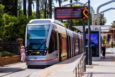 Seville, İspanya - 09 Mayıs 2022 Coronavirus salgını sırasında Seville sokaklarında dolaşan ve maske takan yolcular için modern elektrikli tramvay zorunludur.