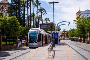 Seville, İspanya - 09 Mayıs 2022 Coronavirus salgını sırasında Seville sokaklarında dolaşan ve maske takan yolcular için modern elektrikli tramvay zorunludur.