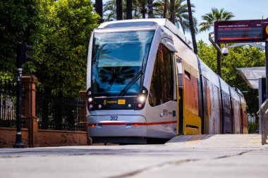 Seville, İspanya - 09 Mayıs 2022 Coronavirus salgını sırasında Seville sokaklarında dolaşan ve maske takan yolcular için modern elektrikli tramvay zorunludur.
